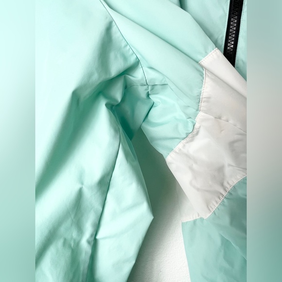 V.S. Pink Hooded windbreaker jacket. 1/2 Zip Close. Active Wear Teal/White. ML - Picture 7 of 12